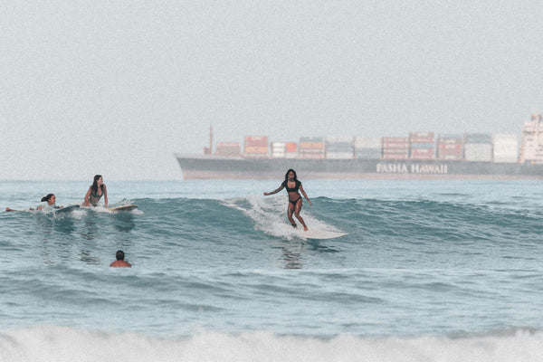 Chicas Que Ripean: Surfers Femeninas Que La Están Rompiendo
